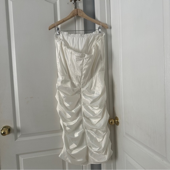 EMMALYN - WHITE SATIN CORSET STRAPLESS DRESS - Picture 6 of 8